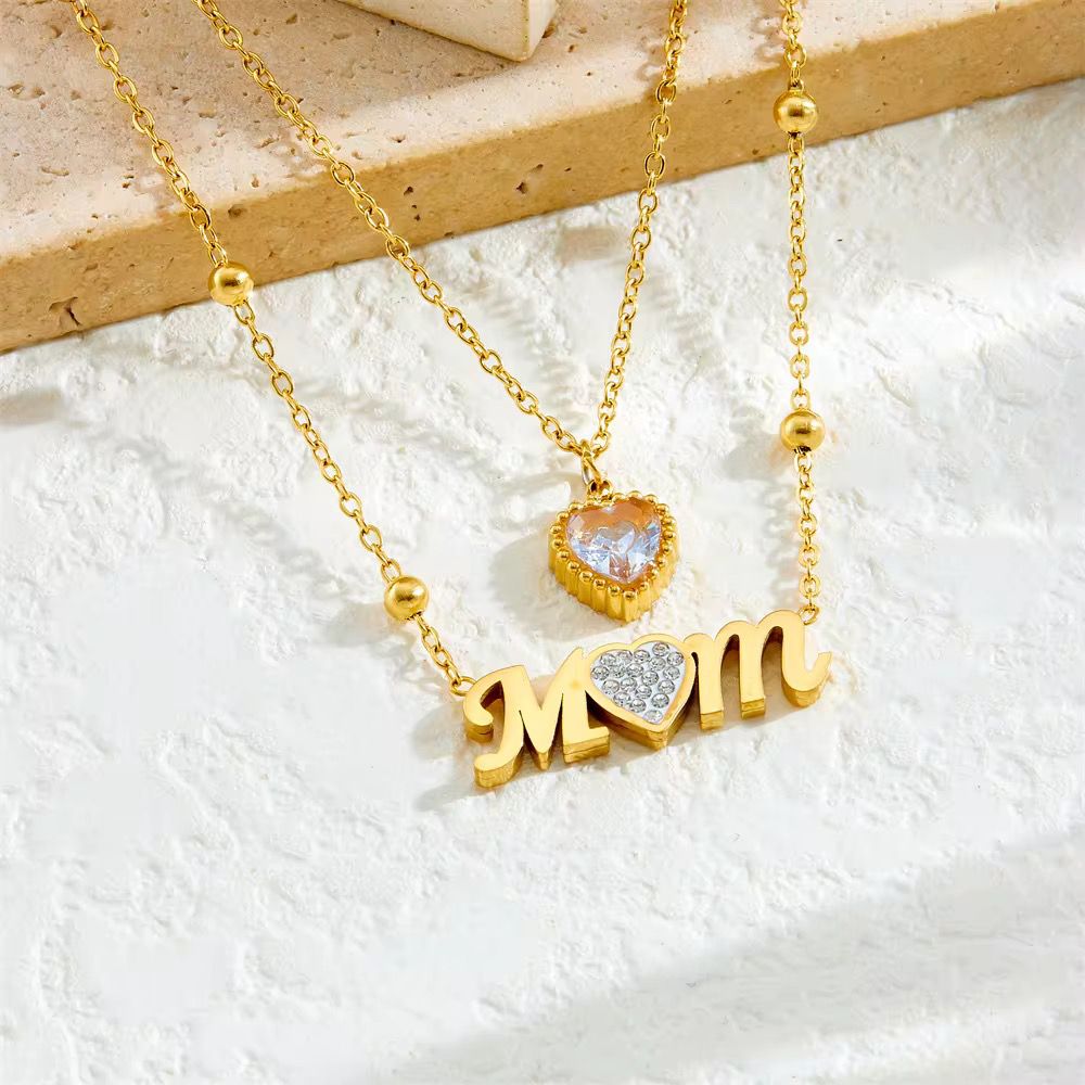 Collier Double Chaîne “Mom” en Acier Inoxydable Doré – Pendentif Cœur Zircon – Bijou Femme Tendance